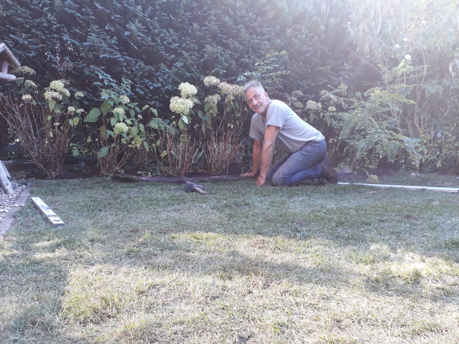 Kees legt graszoden in een achtertuin