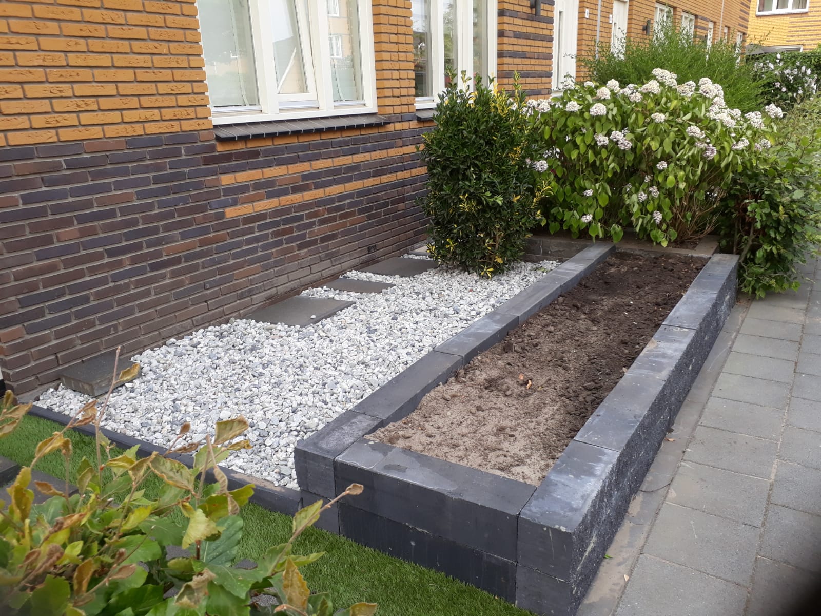 Verhoogde border met sierbestrating en grind